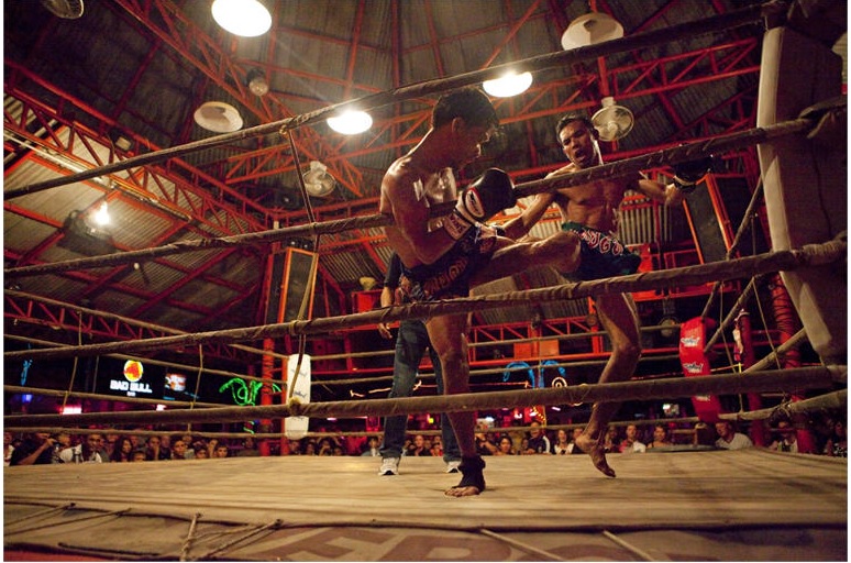 Xem trận đấu giữa các võ sĩ trong môn thể thao quốc gia Muay Thái.