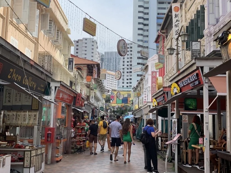 Các cửa hàng và quầy hàng ở khu phố Tàu của Singapore.