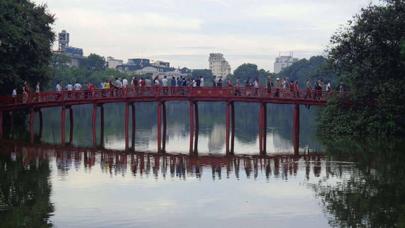 Cầu Thê Húc ở Hồ Hoàn Kiếm