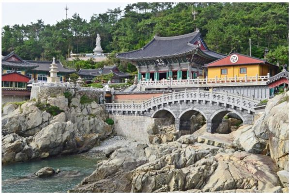 Chùa Haedong Yonggung thịnh vượng bên bờ biển Busan