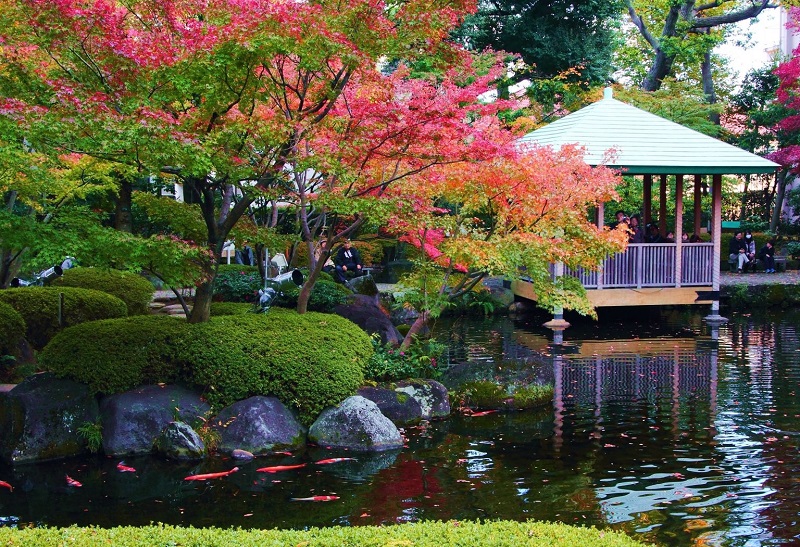 Công viên Otaguro, một khu vườn tản bộ nổi bật với ngôi nhà kiểu phương Tây của nhà phê bình âm nhạc Motoo Otaguro, các phòng trà và ao cá chép.