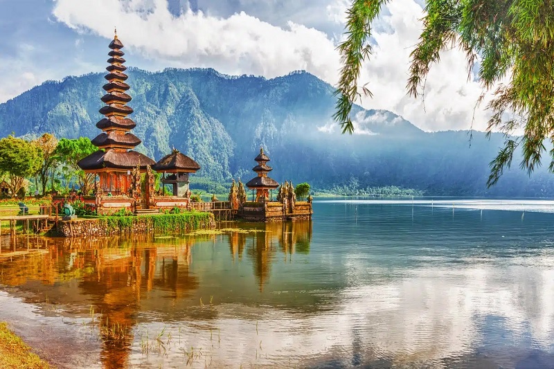 Đền Tanah Lot nổi tiếng ở Bali