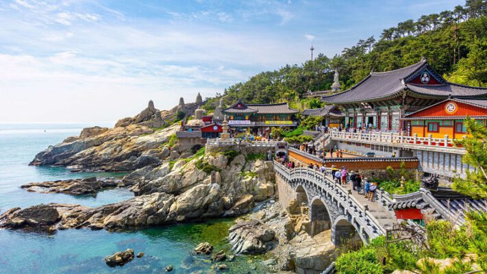 Đi tàu đến Busan ngắm những ngọn núi và những quán rượu Soju