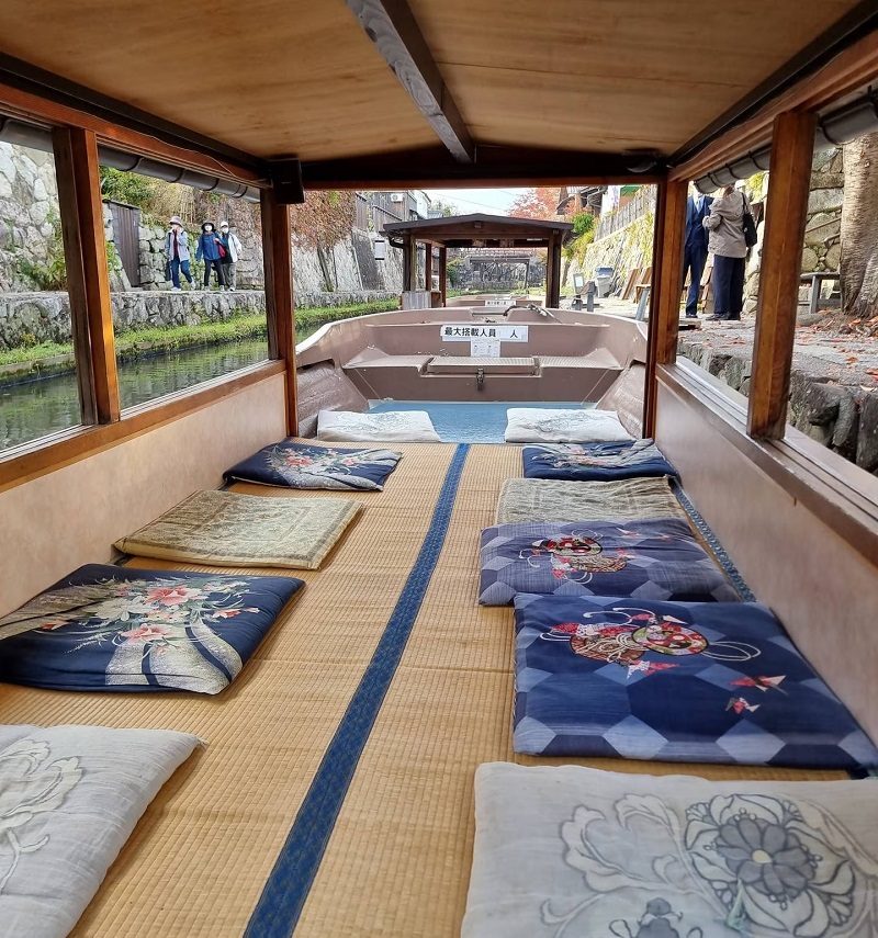 Đi thuyền trên kênh Hachiman-bori, ngồi trên chiếu tatami.