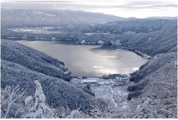Dừng lại dọc hành trình quanh Ngũ Hồ của Mikata để có những điểm ngắm cảnh ngoạn mục, thay đổi theo mùa.