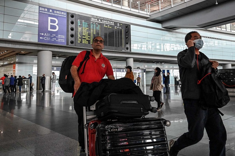 Hành khách đi qua sân bay quốc tế thủ đô Bắc Kinh vào thứ ba.