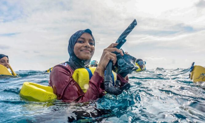 Maldives có 99% là nước nhưng tại sao hầu như không có thanh thiếu niên nào biết bơi