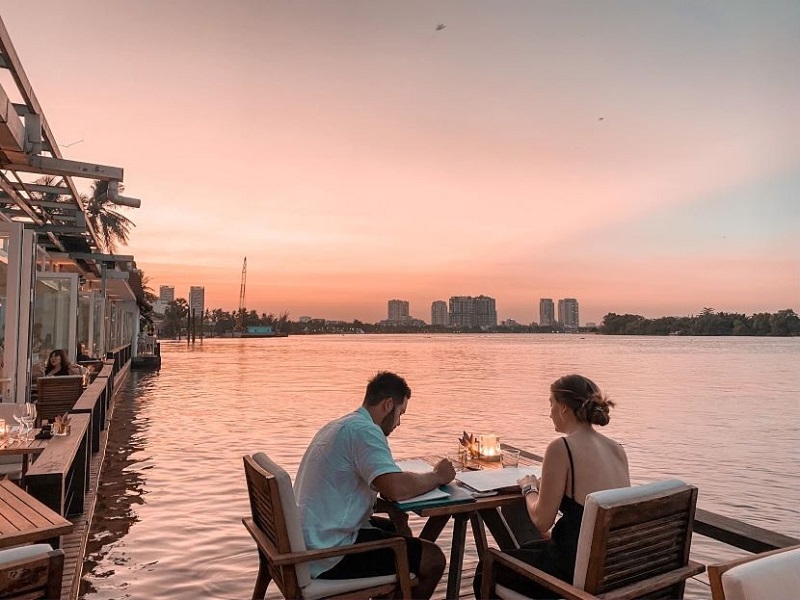 Ngắm hoàng hôn trên du thuyền lãng mạn trên sông Sài Gòn