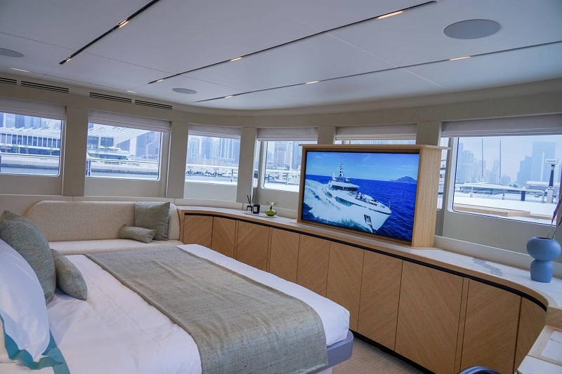 Phòng ngủ chính trên du thuyền được chế tạo bền vững của Gulf Craft tại Triển lãm Thuyền Quốc tế Dubai.