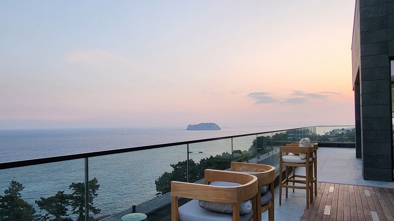 Quang cảnh đảo Beomseom từ quầy bar trên sân thượng của JW Marriott Jeju Resort & Spa
