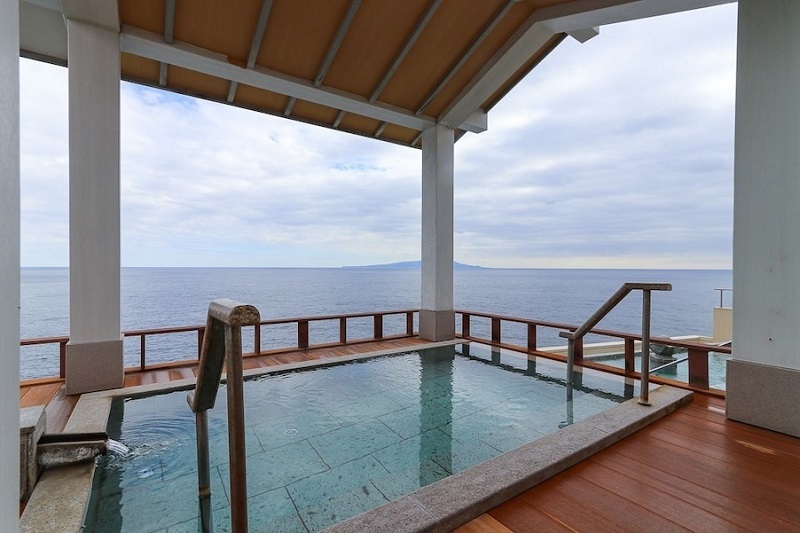 Tận hưởng tầm nhìn toàn cảnh Thái Bình Dương từ bồn tắm ngoài trời tại Hamanoyu, một chỗ ở suối nước nóng bên bờ biển