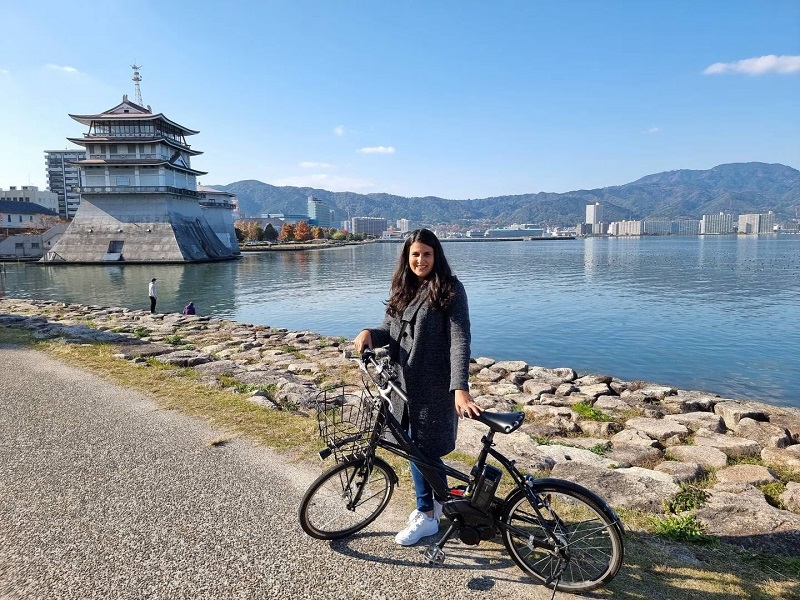 Thuê một chiếc xe đạp và du ngoạn trên bờ Hồ Biwa.