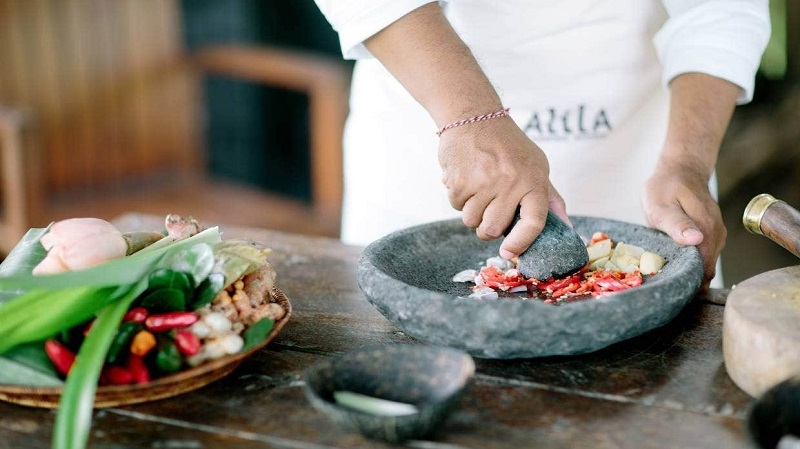 Các loại thảo mộc tươi và gia vị được nghiền thành bột nhão để tạo ra bumbu Bali.