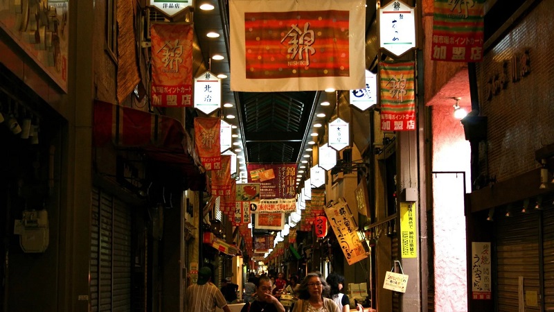 Chợ Nishiki về đêm ở Kyoto