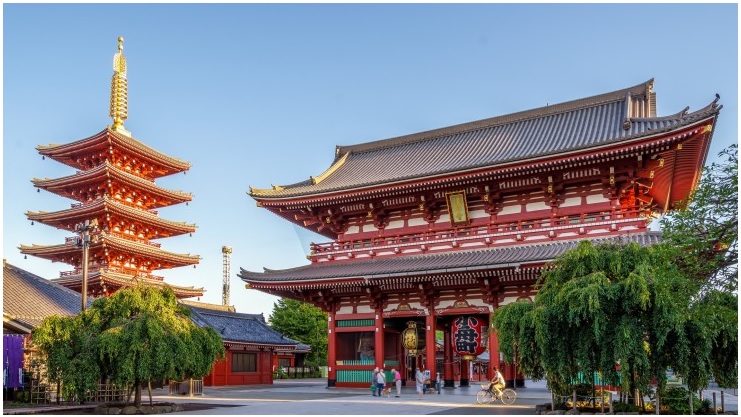 Giữa cái nóng mùa hè, hãy trải nghiệm sự thanh bình và tráng lệ của Chùa Sensoji của Nhật Bản.