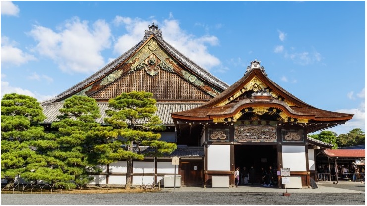 Lâu đài Nijo là một lâu đài bằng phẳng, là một trong mười bảy Di tích lịch sử của tài sản Kyoto cổ đại đã được liệt kê là Di sản Thế giới của UNESCO.