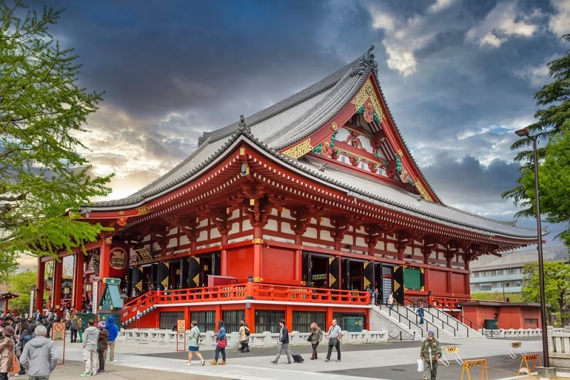 Mọi người đến thăm đền Senso-ji, Tokyo, Nhật Bản