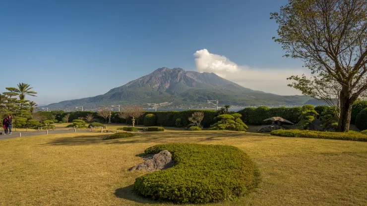 Núi Sakurajima, biểu tượng của Kagoshima, có những đợt phun trào nhỏ vài lần mỗi ngày.