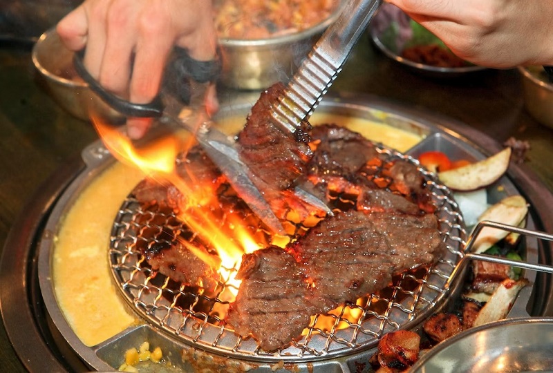 Nướng thịt bò galbi bên bàn là một trong những thú vui ăn uống tuyệt vời ở Hàn Quốc
