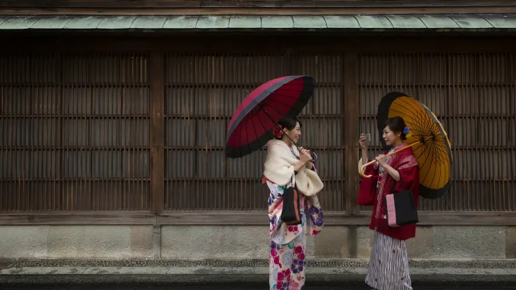 Phụ nữ ở quận Higashi Chaya, Kanazawa, Nhật Bản.