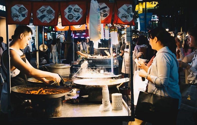 Phục vụ thức ăn tại một khu chợ ở Seoul