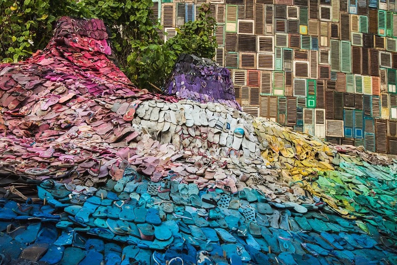 5000 Lost Soles là một tác phẩm nghệ thuật sắp đặt quy mô lớn tại Desa Potato Head của nhà hoạt động Liina Klauss, được làm từ rác thải dạt vào các bãi biển của Bali.