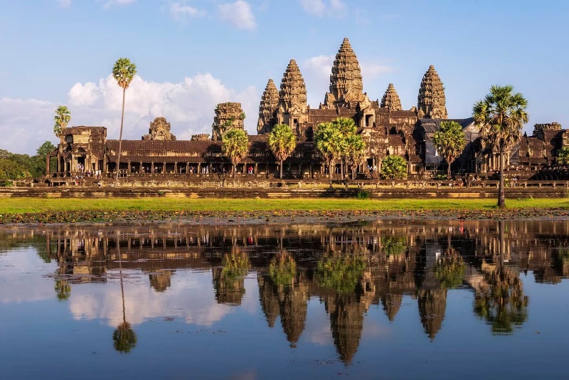 Angkor Wat nằm sáu km về phía bắc của Siem Reap.