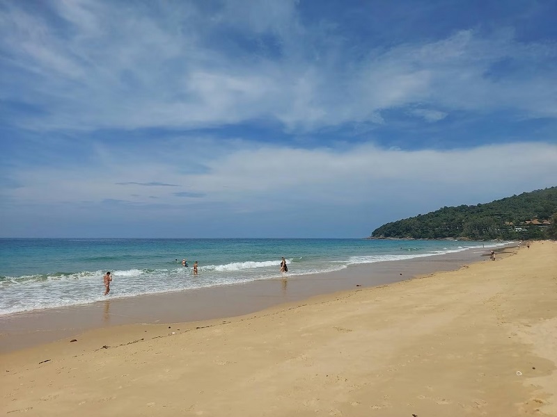 Bãi biển Hat Nai Thon nằm gần rìa Công viên Quốc gia Sirinat phía bắc Phuket