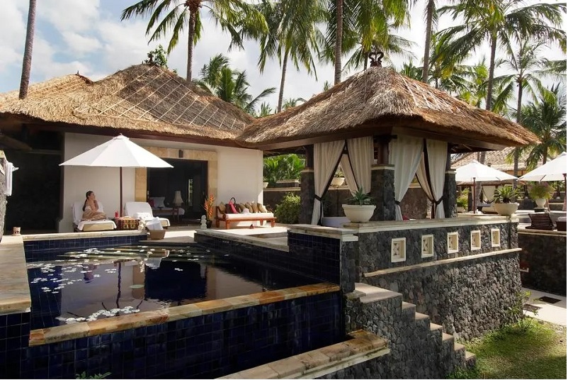 Biệt thự Samudra tại Spa Village Resort ở Tembok quay mặt ra Biển Bali. Nơi đây mang đến cho du khách sự sang trọng khi có hồ bơi vô cực riêng và gian hàng bale.