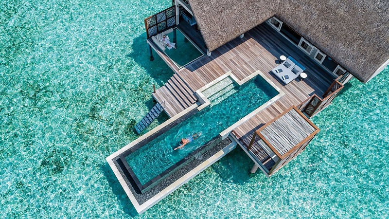 Bơi tự do trên mặt nước tại Four Seasons Resort Maldives ở Landaa Giraavaru.