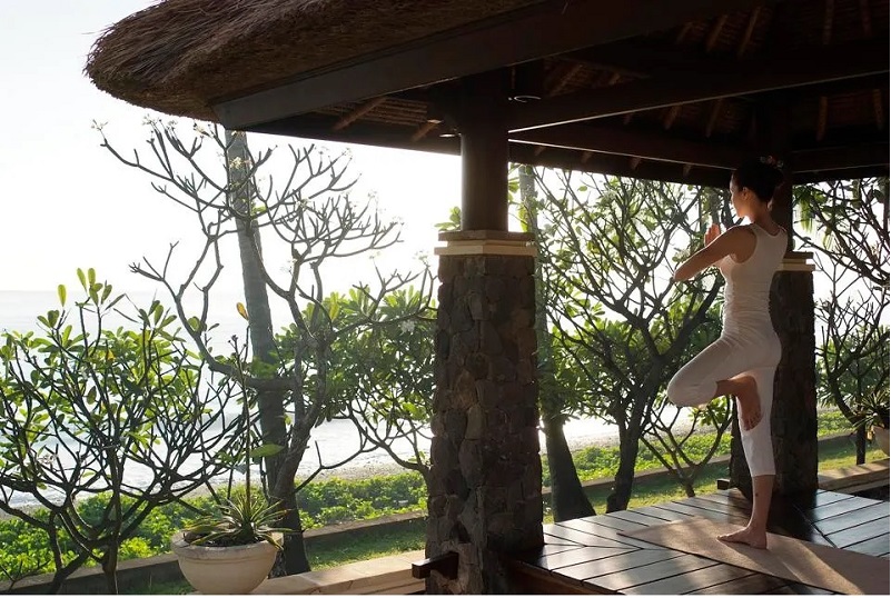 Buổi tập yoga bình minh và hoàng hôn tại Spa Village Resort ở Tembok, Bali
