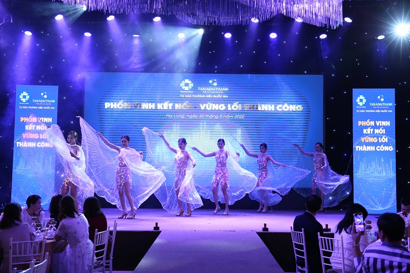 Các diễn viên múa trong một sự kiện của công ty Tân Á Đại Thành do công ty tổ chức sự kiện META thực hiện