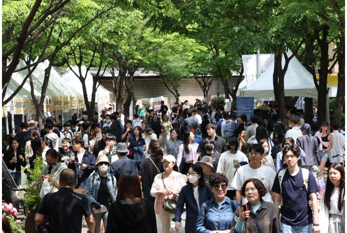 Đám đông tụ tập bên ngoài cung điện hoàng gia Hàn Quốc cho sự kiện ngày trưởng thành vào ngày 14 tháng 5