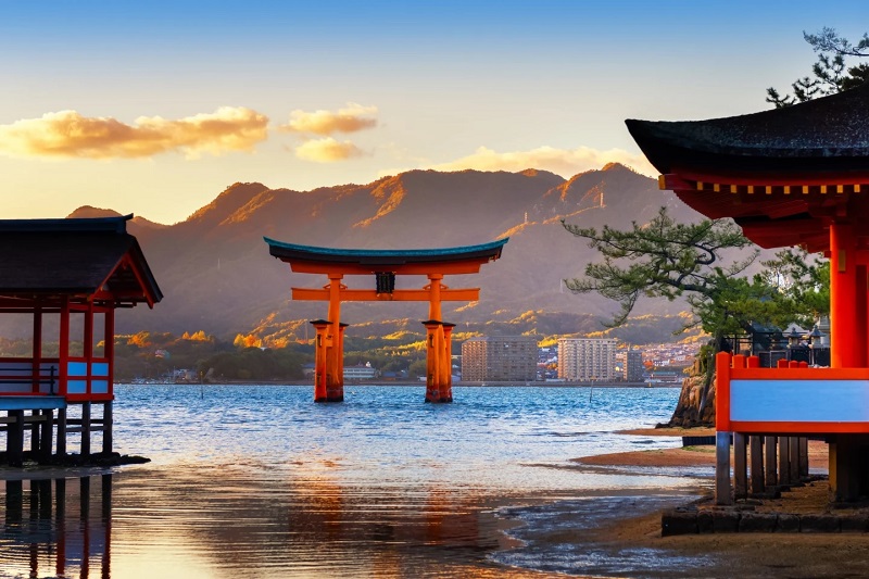 Đền Itsukushima nằm trong danh sách Di sản Thế giới của UNESCO và có từ thế kỷ thứ 12.