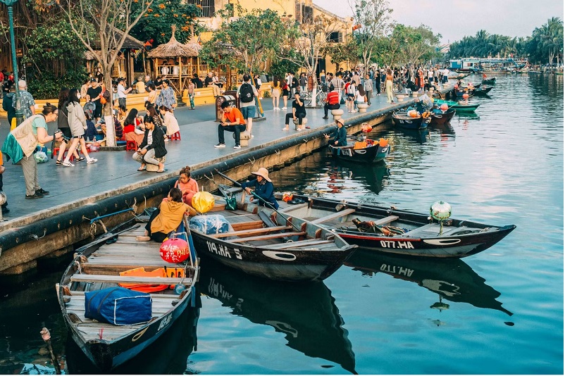 Đi bộ ngắm cảnh dọc bờ sông ở Hội An, Việt Nam