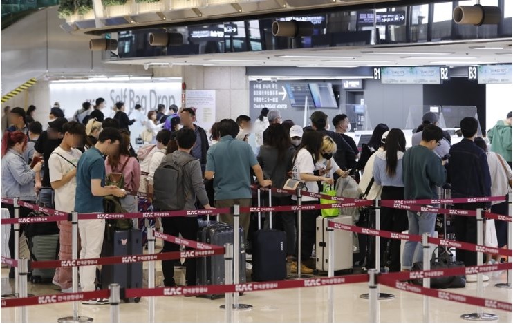 Du khách Hàn Quốc ra nước ngoài xếp hàng làm thủ tục lên máy bay tại sân bay quốc tế Gimpo, ngày 3 tháng 5.