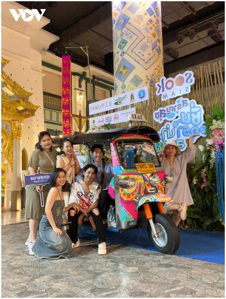Du khách Việt chụp ảnh tập thể tại điểm du lịch nổi tiếng ở Thái Lan