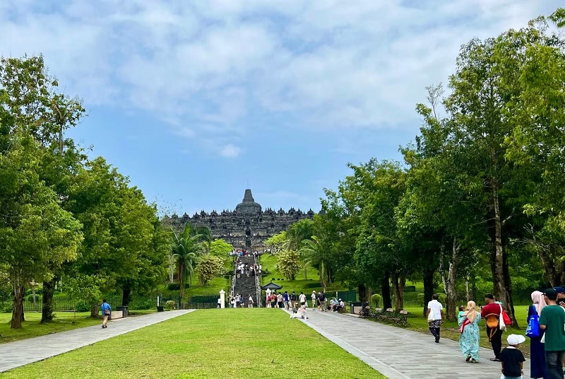 Du khách đến gần Borobudur khổng lồ, ngôi chùa Phật giáo lớn nhất thế giới gần Yogyakarta.