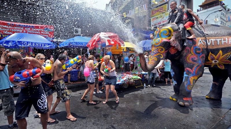 Đường Khao San là địa điểm nổi tiếng của du khách và người dân địa phương để tổ chức lễ hội Songkran, lễ hội năm mới của Thái Lan.