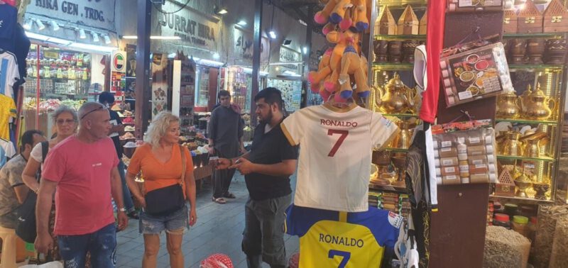 Gặp gỡ những thương nhân souq ở Dubai có thể xác định quốc tịch của khách hàng khi nhìn thấy, nói hơn 10 ngôn ngữ