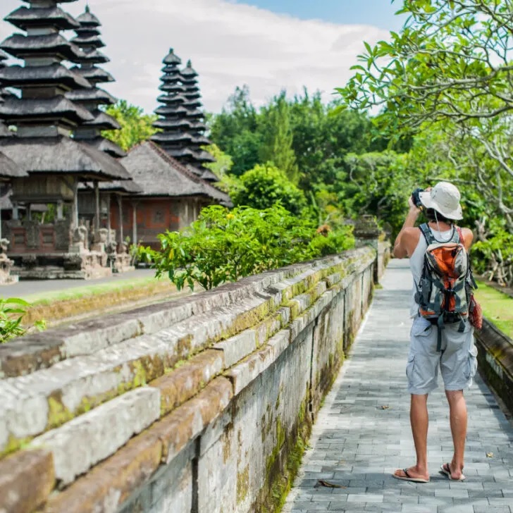 Giáo sư Bali giải thích cách khách du lịch nên ăn mặc và cư xử tại các ngôi đền
