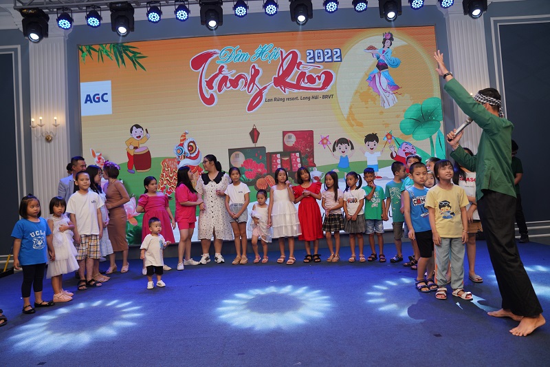 Hình ảnh chú Cuội đang chơi với các bé trên sân khấu trong chương trình ngày hội gia đình của công ty AGC diễn ra tại Long Hải do công ty tổ chức sự kiện META thực hiện