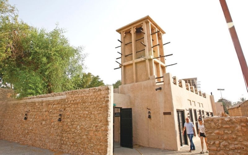 Khu lịch sử Al Fahidi, trước đây gọi là Bastakiya, tổ chức Hội chợ nghệ thuật Sikka hàng năm và cũng có các bảo tàng, phòng trưng bày nghệ thuật, cửa hàng thủ công và quán cà phê