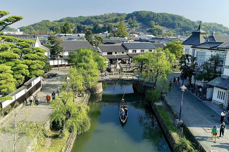 Khu lịch sử Kurashiki Bikan, nơi các tòa nhà truyền thống của Nhật Bản hòa quyện với kiến trúc phương Tây, tượng trưng cho lịch sử của Kurashiki về sự kết hợp giữa cũ và mới.