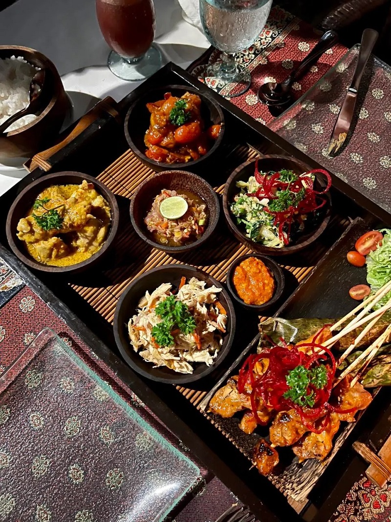 Một bữa tiệc gồm những món ăn Bali tươi ngon và được yêu thích nhất từ nhà bếp của nhà hàng Wantilan của Spa Village Resort.