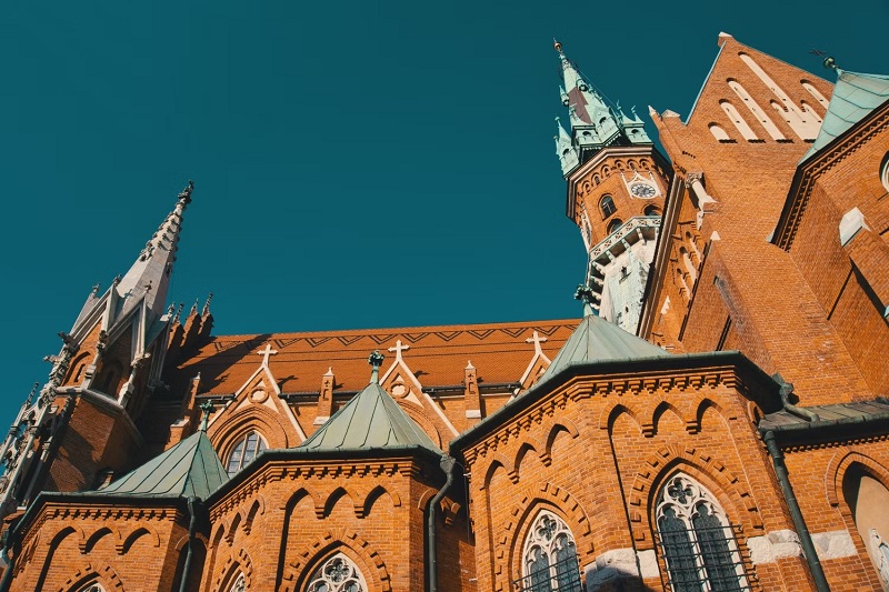 Một nhà thờ màu cam ở Krakow, Ba Lan