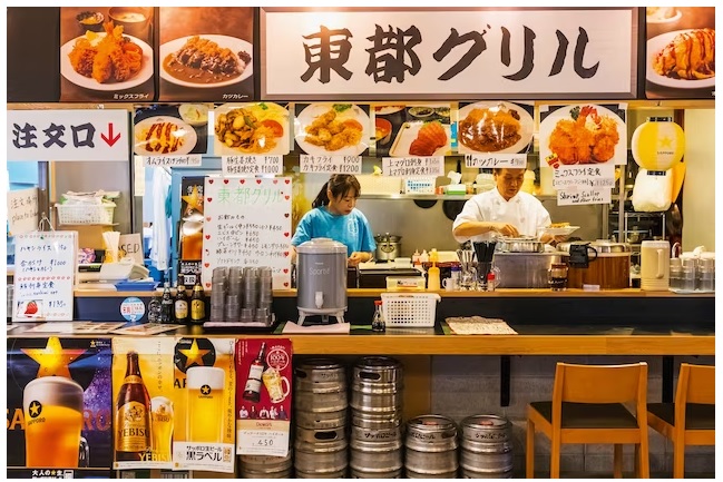 Một số món sushi và hải sản có giá trị tốt nhất của Tokyo được tìm thấy trong các làn đường của Chợ Ngoài Tsukiji.