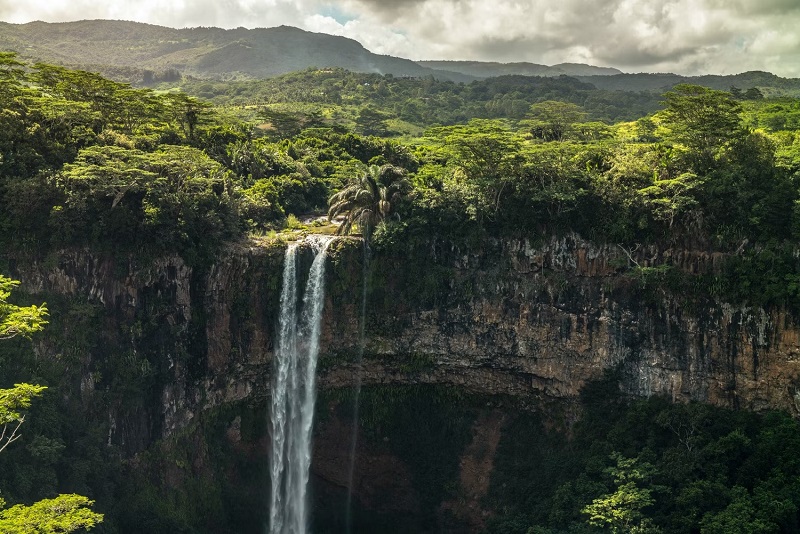Một thác nước ở đảo Mauritius