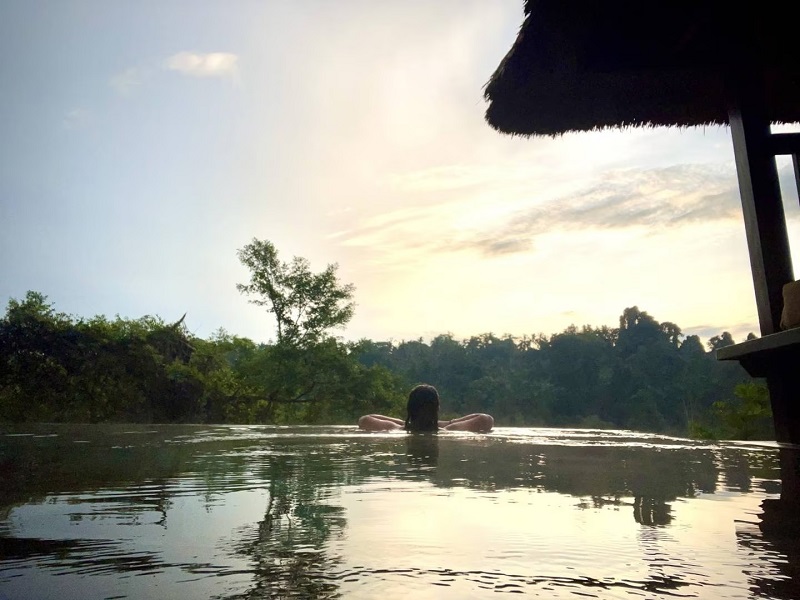 Ngâm mình dưới ánh bình minh trong hồ bơi vô cực riêng được bao quanh bởi rừng rậm Bali là một trải nghiệm không giống ai