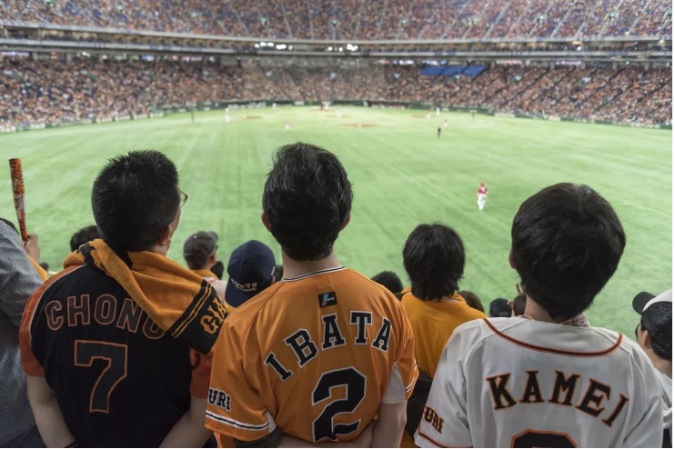 Người hâm mộ xem bóng chày tại Tokyo Dome